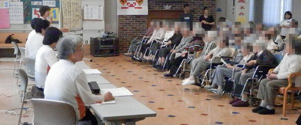 ５月の誕生会に大正琴のハーモニー様が来苑してくれました