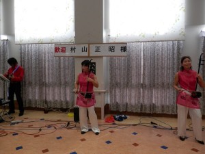 村山正昭様方が来苑され 二胡演奏を聞かせていただきました
