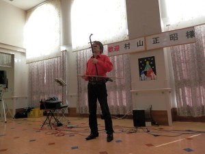 村山正昭様方が来苑され 二胡演奏を聞かせていただきました