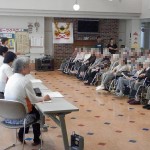 ５月の誕生会に大正琴のハーモニー様が来苑してくれました